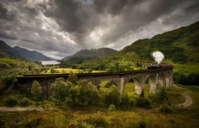 Steam train on Glenfinnan Viaduct - workshopsphototours.com