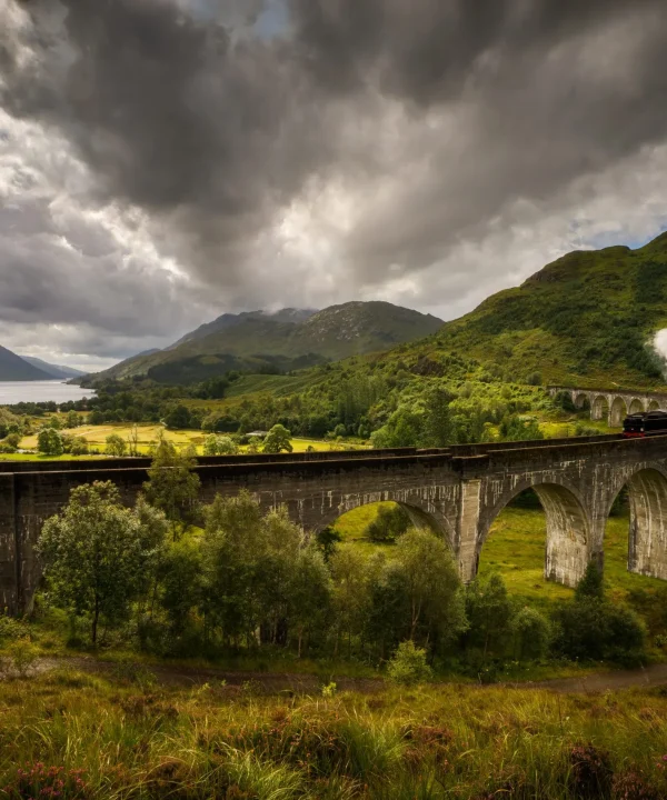 Steam train on Glenfinnan Viaduct - workshopsphototours.com
